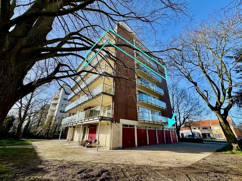 Ruim en volledig instapklaar HOEKAPPARTEMENT (5e verdieping) met 2 TERRASSEN, 3 slaapkamers &amp; GARAGEBOX op topligging nabij E40/E403, station en centr