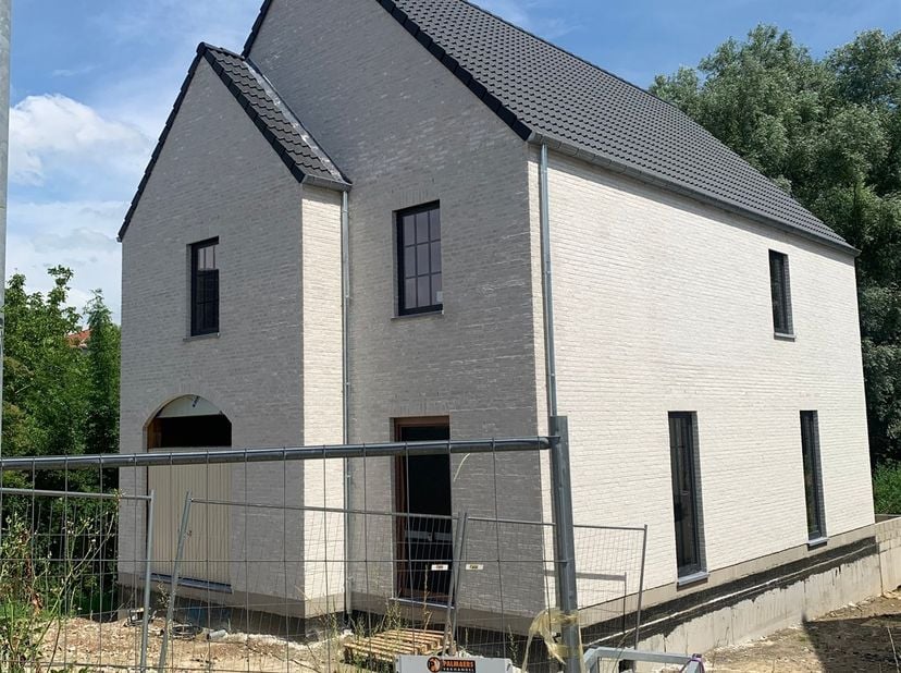 Welkom in deze prachtige nieuwbouwwoning in het charmante Meldert, perfect voor wie op zoek is naar ruimte en comfort! Met een bewoonbare oppervlakte