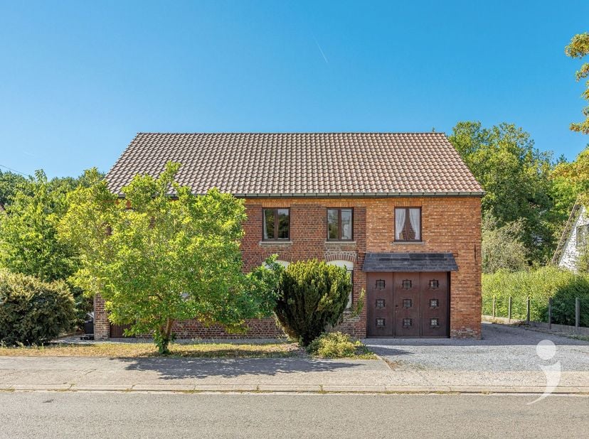 Op zoek naar ruimte, mogelijkheden en een strategische ligging? Dan is deze karaktervolle woning uit 1930 absoluut het ontdekken waard. <br />
<br />