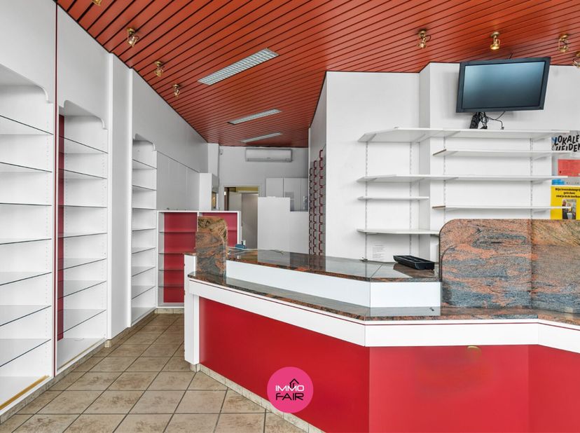 Polyvalent handelspand met duplexappartement in hartje Lanaken!<br />
Dit te renoveren pand is gelegen in Lanaken, midden in het centrum op de winkels