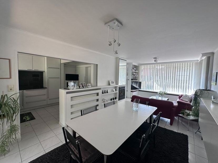 Lichtrijke gezinswoning te koop in een rustige wijk te Vlamertinge. Deze halfopen woning geniet van 4 slaapkamers, garage, oprit én tuin! Perfect onde