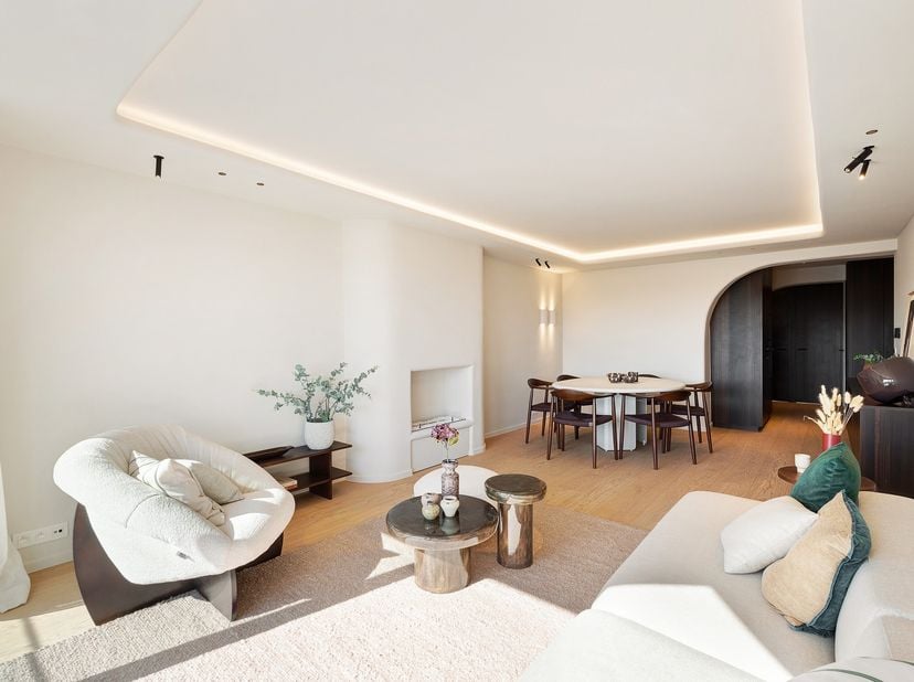 Prachtig gerenoveerd, lichtrijk appartement met open zichten over de villa’s, op wandelafstand van winkels en zee. Indeling: inkomhal met gastentoilet