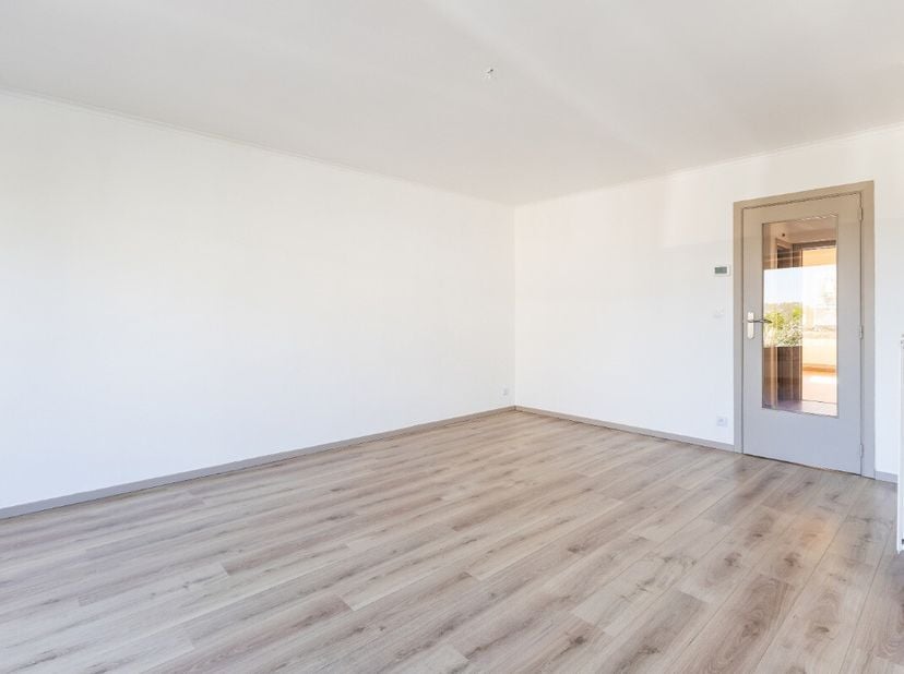 Ruim appartement met 2 slaapkamers te huur in De Panne (jaarbasis) Ruim en verzorgd appartement beschikbaar voor jaarverhuur. Het appartement bestaat