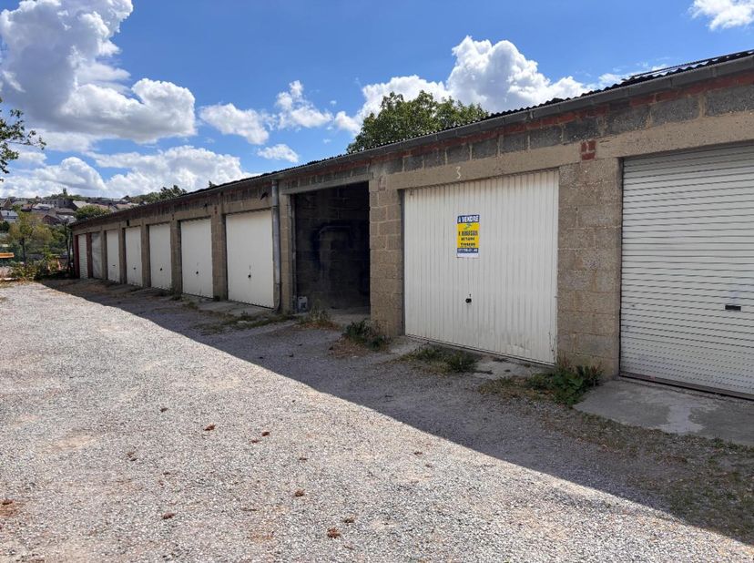 GARAGE<br />
<br />
Garage sur 17 ca (une voiture).