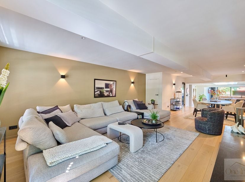 Op een mooie locatie aan Rondplein 2 te Mol bevindt zich dit uitzonderlijk en luxueus afgewerkte triplex appartement met een indrukwekkende bewoonbare