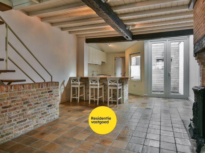 In de sfeervolle Rolweg, midden in het historische centrum van Brugge, bevindt zich deze gezellige en karaktervolle rijwoning met een bewoonbare opper