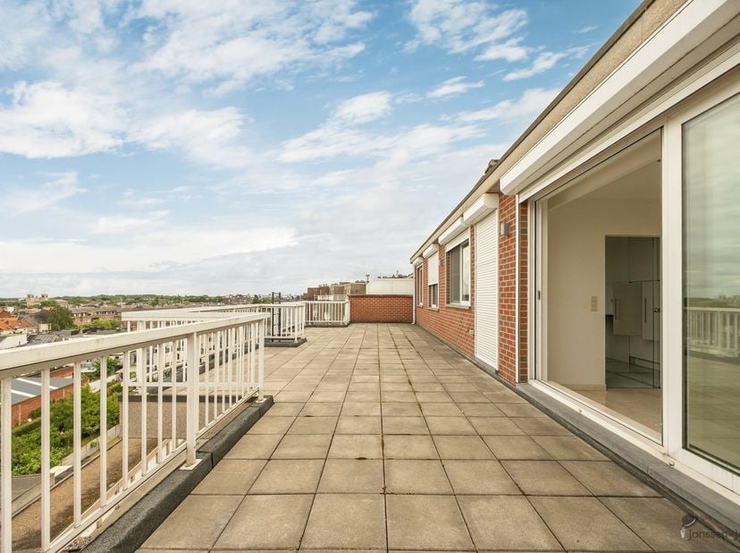 Situé au septième et dernier étage d'un immeuble bien entretenu, ce spacieux appartement-terrasse d'environ 140 m² est entouré de deux grandes terrass
