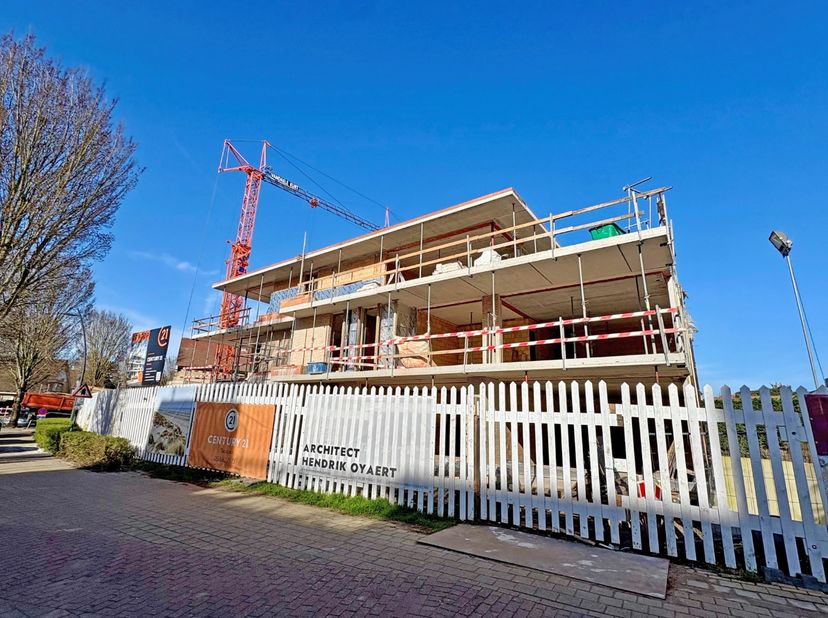 Achat à 6% de TVA possible. Grand appartement ensoleillé près du centre de Coxyde et à qq minutes de la plage.&amp;nbsp; L'appartement comprend: entrée, b