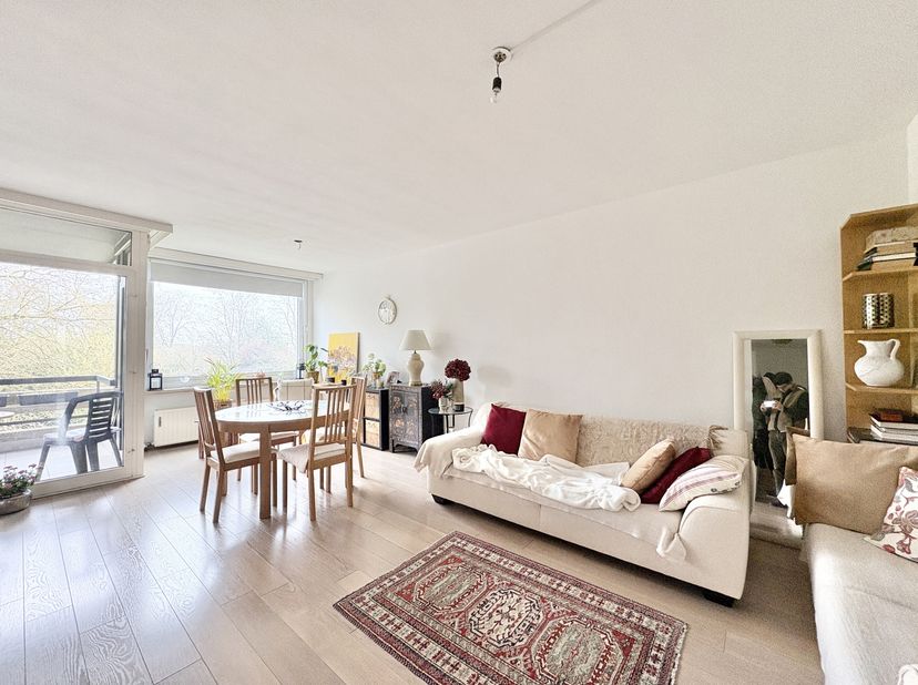WEZEMBEEK-OPPEM, vlakbij de Mechelsesteenweg en het openbaar vervoer. Mooi APPARTEMENT (2 slpk / 1 doucheruimte) met terras en parking. Ideaal gelegen