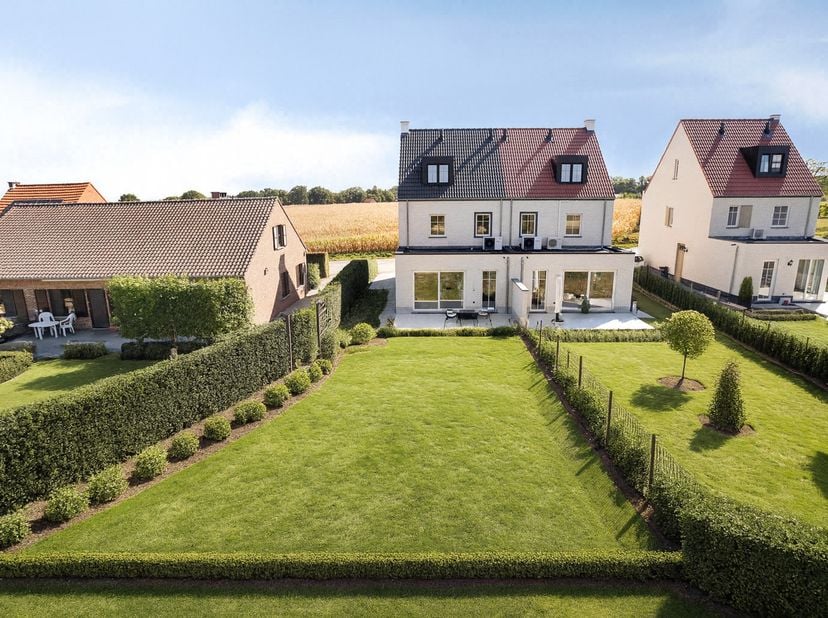 Deze goed gelegen, zeer energiezuinige nieuwbouwwoning werd met kwalitatieve materialen afgewerkt en bevindt zich op een oppervlakte van 4a 62ca. De w