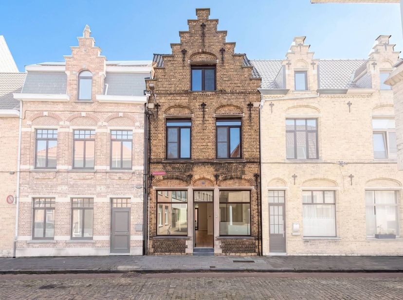 Mooi gerenoveerd huis te koop in de Doorgangstraat 15 te Ieper met 3 ruime slaapkamers. Deze tot in de puntjes afgewerkte woning geniet van een gunsti
