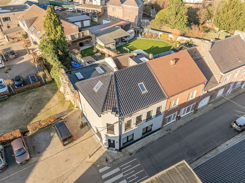 Casco woning met veel potentieel op landelijke ligging te Zoutleeuw<br />
Casco woning met een bewoonbare oppervlakte van ca. 285 m², gelegen in een r