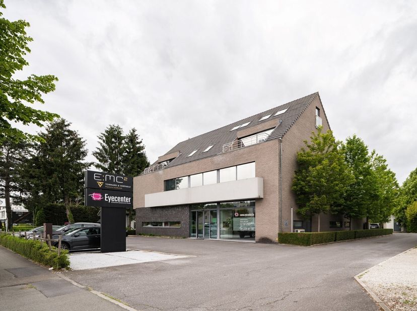 In een van de meest gegeerde gemeenten van Vlaanderen wordt deze instapklare privékliniek aangeboden. Een eigendom die zich richt tot professionals en
