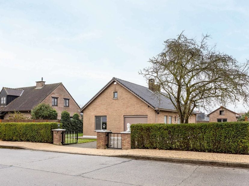 Deze alleenstaande woning ligt in een rustige residentiële wijk net buiten de stadskern. De omgeving biedt een aangename combinatie van rust en de nab