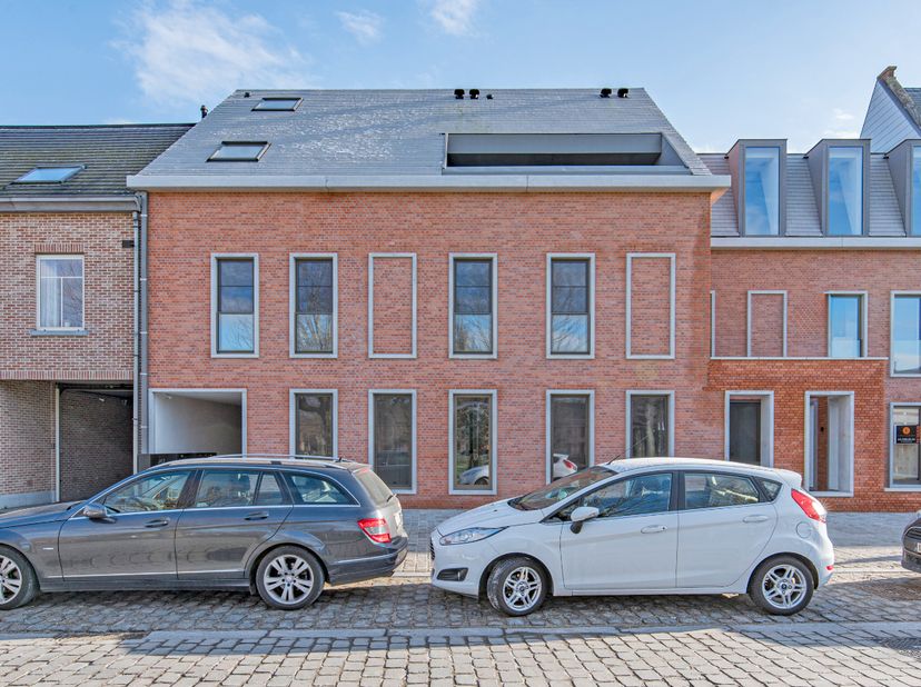 Dit BEN nieuwbouw appartement op de eerste verdieping is gelegen op de Dries te Sinaai en heeft volgende indeling: een inkomhal met gastentoilet, een