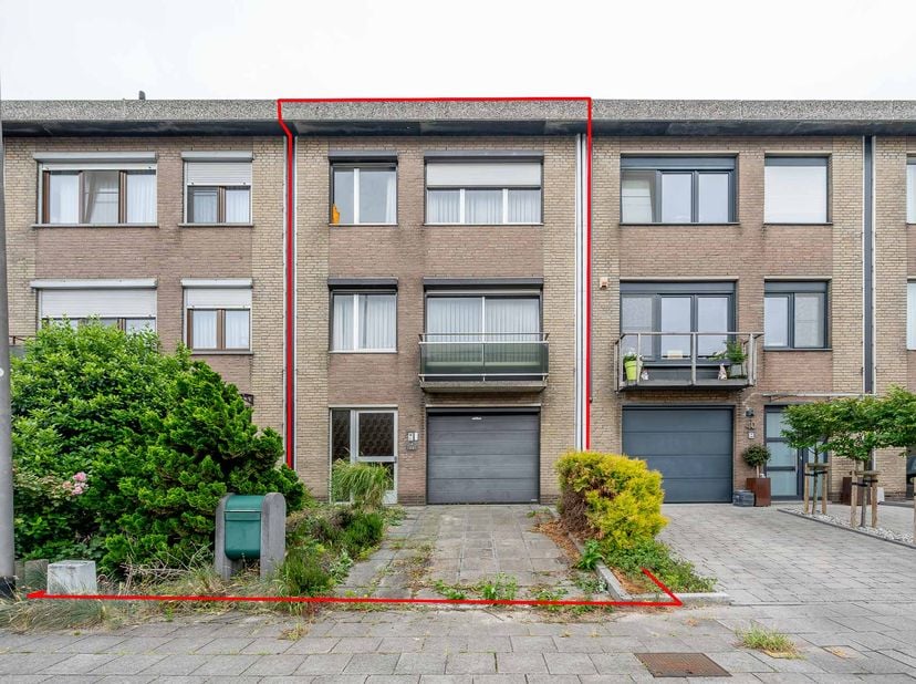 EENGEZINSWONING MET TUIN<br />
<br />
Gelijkvloers: inkom, wc, wasplaats, berging, garage, staanplaats op de oprit en mooie tuin. <br />
1ste verdiepi