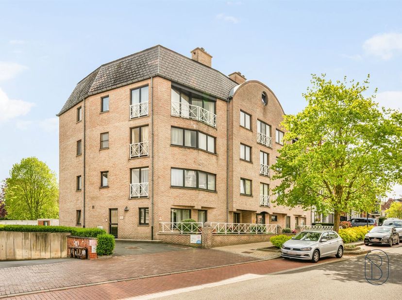 Appartement spacieux et idéalement situé, comprenant 2 chambres, une terrasse et la possibilité d'un garage, dans l'une des plus belles avenues de Ren