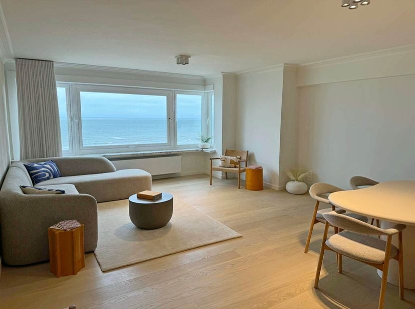 Ontdek dit prachtig gerenoveerde appartement op een topligging aan de zeedijk van Middelkerke, naast het casino.<br />
Hier geniet u dagelijks van een