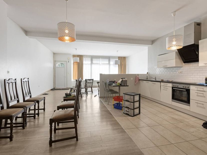 Bent u op zoek naar een ruime woning met tal van mogelijkheden op een centrale ligging in Genk? Dan is deze eigendom beslist een bezoek waard.<br />
<