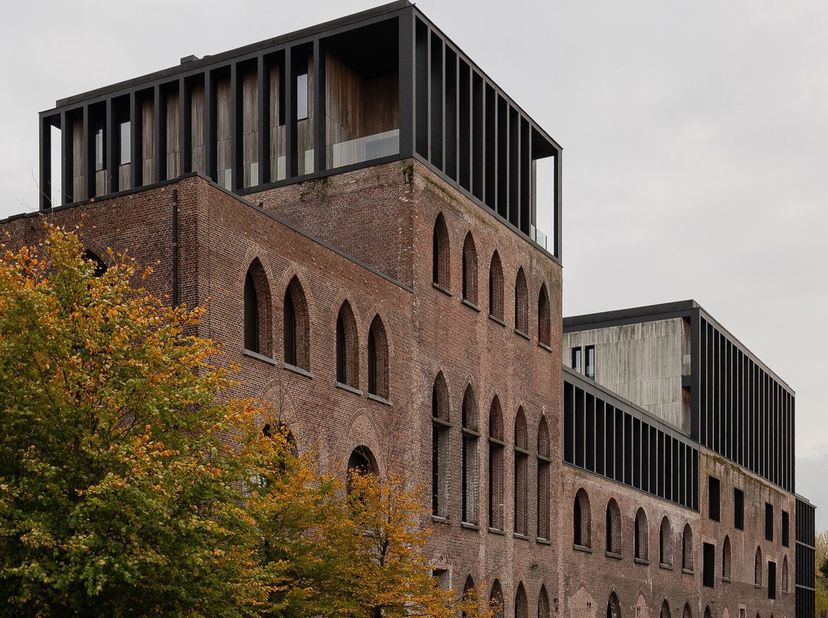 Welkom op een plek waar kunst, architectuur, geschiedenis en stilte elkaar ontmoeten.<br />
Op de iconische Kanaalsite van Axel Vervoordt, langs het k