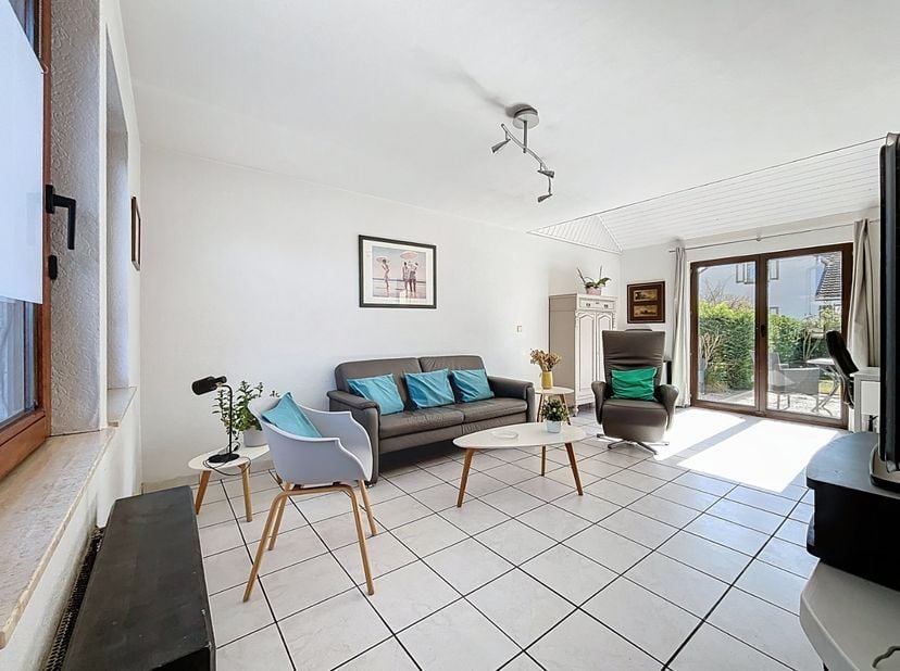 Cette maison de vacances est situé au calme à l'arrière du domaine. &amp;nbsp;Elle se compose comme suit : hall d'entrée, WC, salon et salle à manger, cui