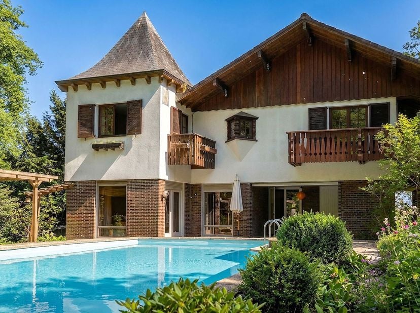 Nichée dans une rue en cul-de-sac paisible, au cœur du verdoyant Kluisbos, cette villa unique séduit par son caractère affirmé. Vous y profitez d’un c