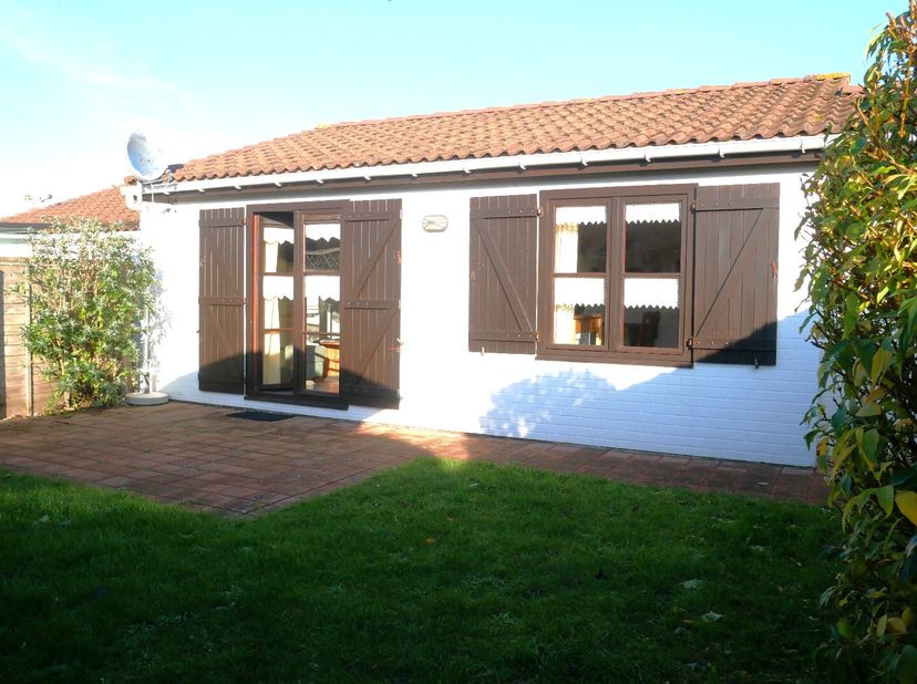Charmante maison de vacances avec parking située dans le parc de vacances 'Zeepolder II' à De Haan. À proximité du centre pittoresque, au milieu des p