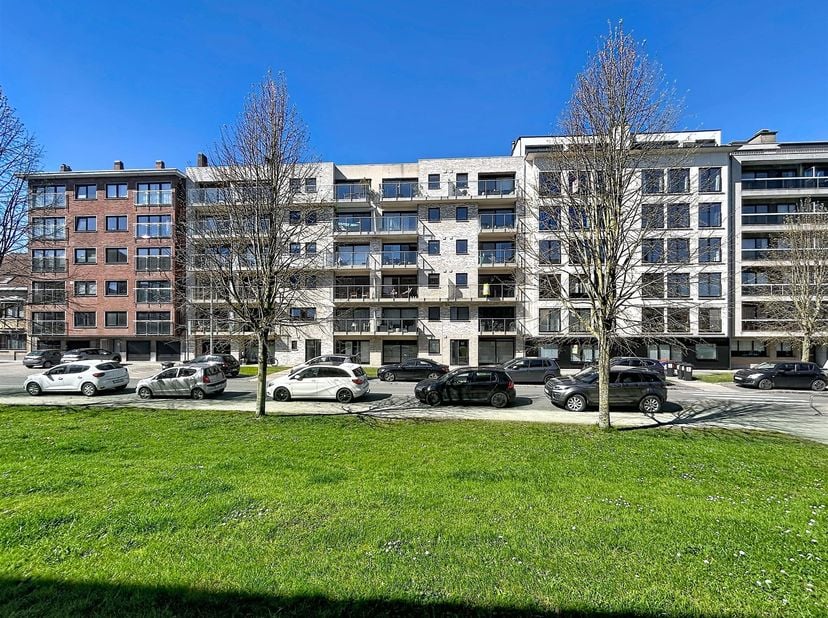 Instapklaar appartement met 2 slaapkamers en garage in centrum Ieper<br />
Het appartement bevindt zich op de 2de verdieping en is ingedeeld als volg