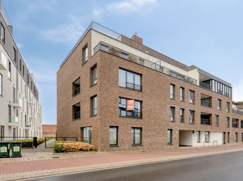 Appartement très bien entretenu comprenant 3 chambres, situé dans le centre d'Audenarde.<br />
L'appartement comprend un hall d'entrée, un salon avec