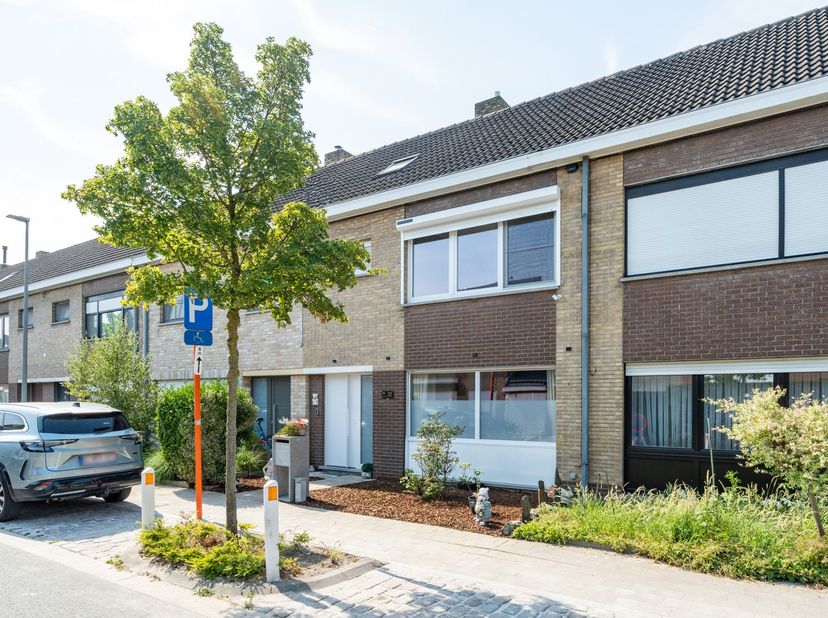 Deze ruime, zuidgerichte gezinswoning met 3-4 slaapkamers is gelegen in een rustige en groene straat te Assebroek, vlakbij kinderboerderij 'De Zeven T