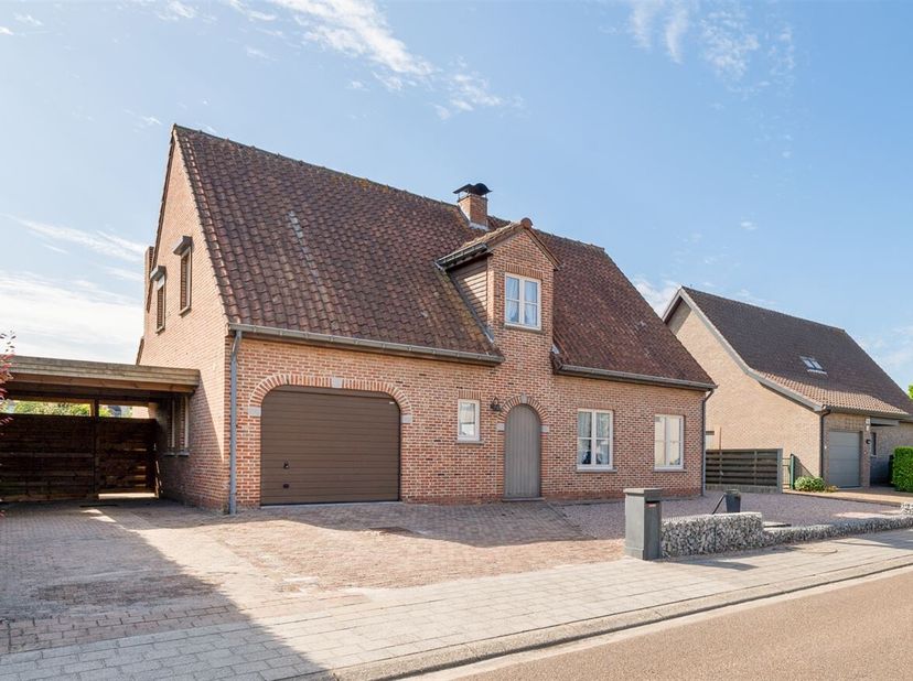 Vrijstaande woning op ruim perceel  van circa 875 m².<br />
Via de inkomhal betreden we de woning met gastentoilet. De woonkamer rechts van de woning