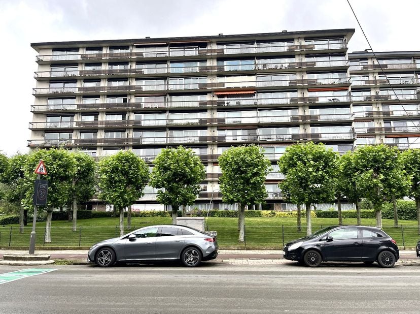 Dit appartement bevindt zich op de zesde verdieping van een verzorgd gebouw met lift en biedt een comfortabele indeling en een gunstige ligging. Indel