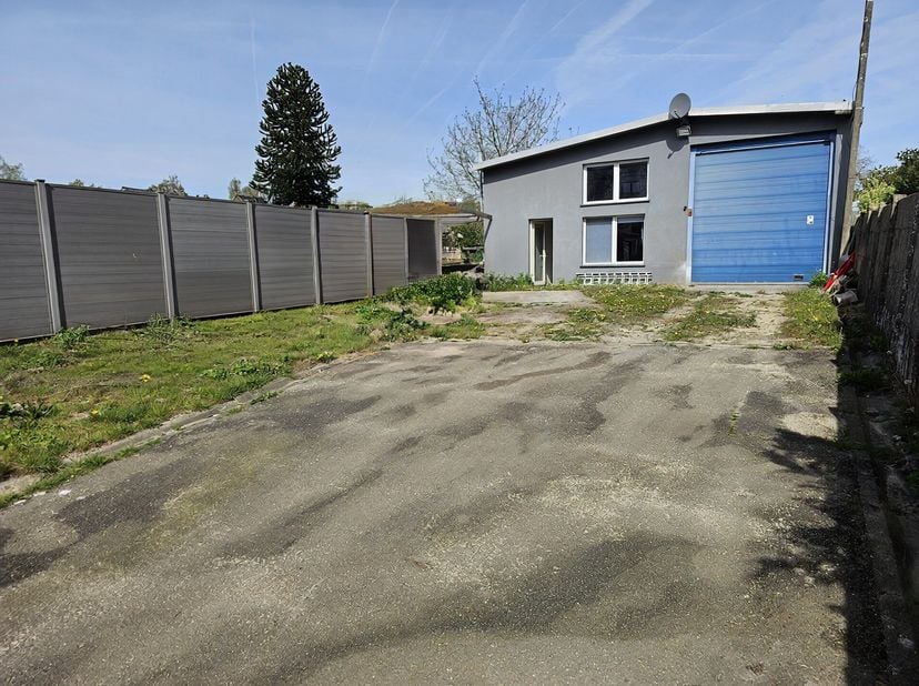 Atelier te koop – Halle (Lembeek) – ±520 m²<br />
<br />
Op een steenworp van de Bergensesteenweg in Lembeek bevindt zich dit polyvalente atelier met