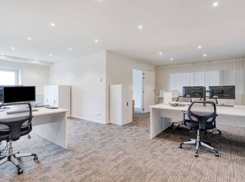 In bedrijvencentrum Intraxie te Roeselare-Rumbeke bevindt zich dit instapklaar kantoor van ca. 85m².<br />
<br />
De ideale coworking-locatie waarbij