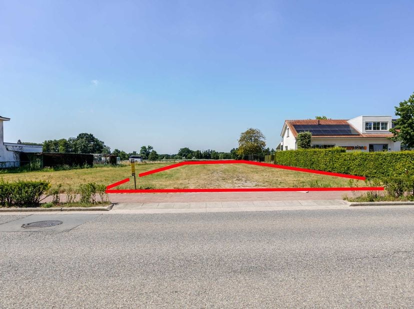 PERCEEL BOUWGROND -<br />
<br />
Centraal gelegen.<br />
Lot 1 van de verkaveling OMV_2024133251.<br />
Bestuursmaatregelen in het maatregelenregister