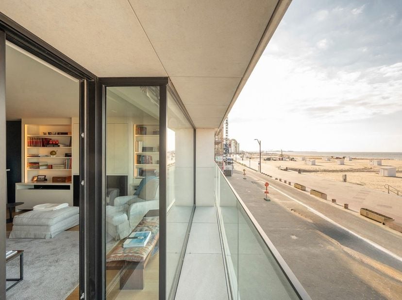 Magnifique appartement avec une vue panoramique sur la mer situé au Zoute tout près de la Place M'as-tu-vu. Composition: hall d'entrée avec vestiaire