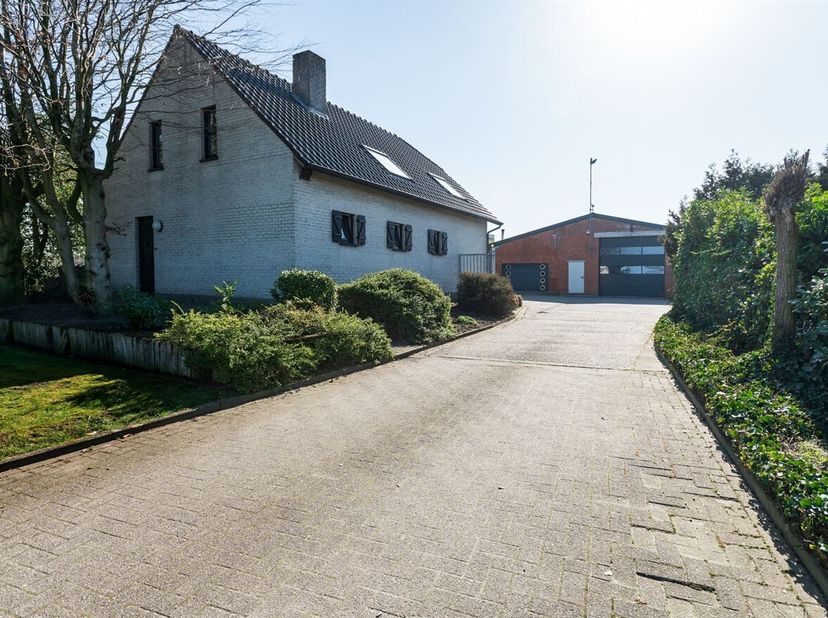 Landbouwwoning met 3 slaapkamers op perceel van 13.382 m² met meerdere loodsen<br />
Gelijkvloers:<br />
Via de inkomhal betreedt u de woning, die uit