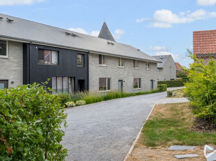 Deze eigendom is gelegen in de dorpskern van het schilderachtige Rozebeke dat bekend staat om zijn beschermde dorpsgezicht en heel wat rustige wandelr