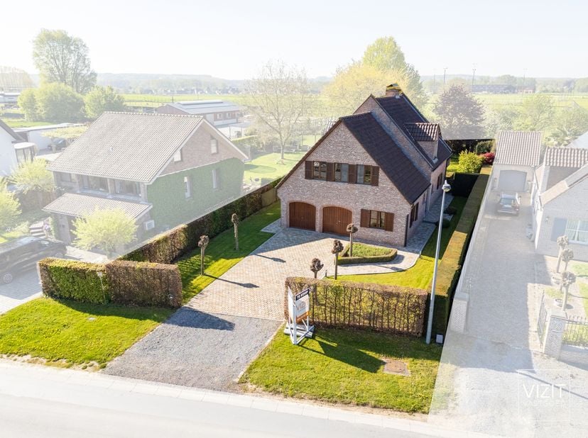 Cette villa parfaitement entretenue (1995), construite avec des matériaux durables et de haute qualité, allie espace, confort et situation calme à la
