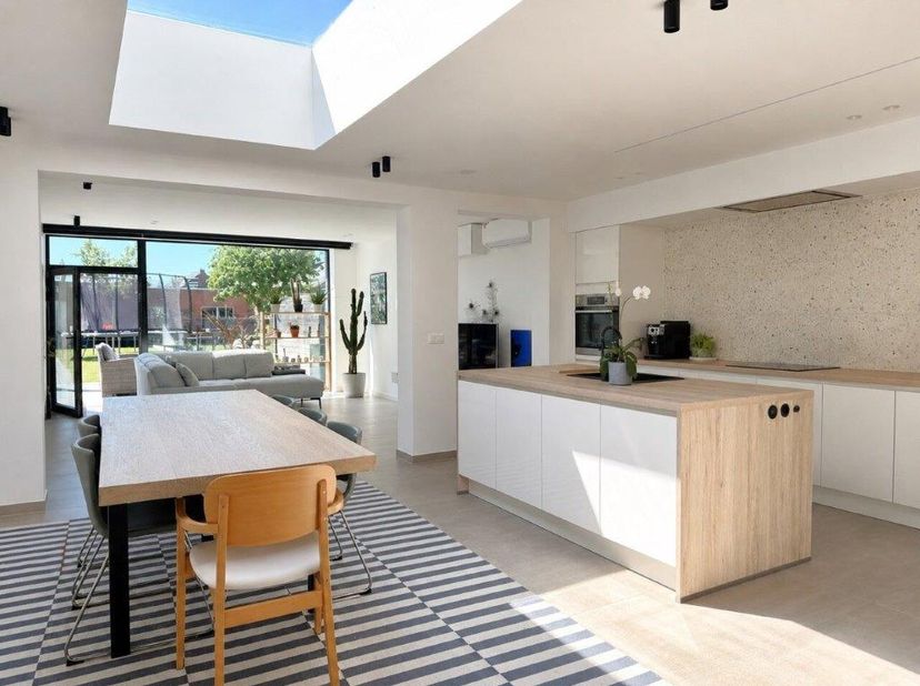 Deze recent gerenoveerde woning is instapklaar en combineert comfort met een moderne afwerking. Op het gelijkvloers bevinden zich een inkomhal met gas