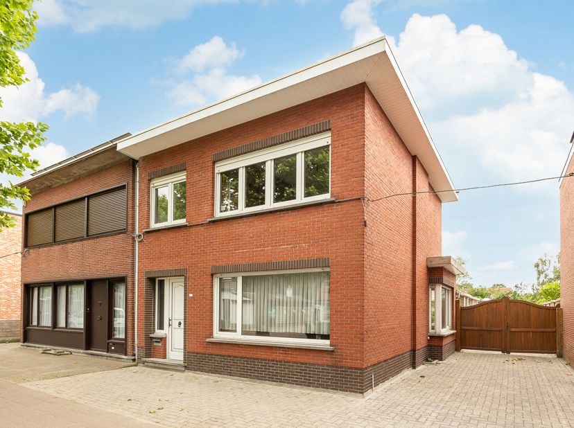 Bent u op zoek naar een pand dat wonen en werken perfect combineert? Dit veelzijdige eigendom biedt tal van mogelijkheden. Dankzij de gunstige ligging