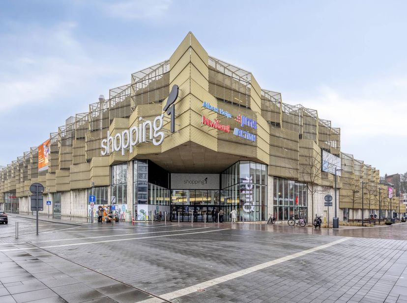 Cet espace commercial d'environ 230 m² est situé dans le célèbre centre commercial Shopping 1 Genk, actuellement ouvert sous le nom de WE Fashion. Grâ
