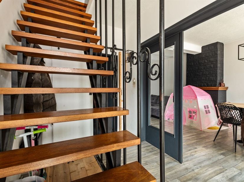Gerenoveerde woning op een top locatie in Maasmechelen<br />
Ligging:<br />
Gelegen in een rustige en doodlopende straat van een residentiële wijk in