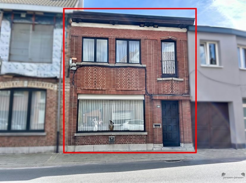 Welkom in deze op te frissen woning in Hamme. Met een bewoonbare oppervlakte van 132 m² op een perceel van 255 m² biedt deze eigendom een praktische i