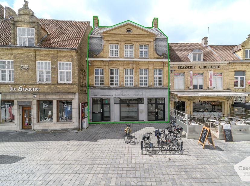 Veurne: Imposant multifunctioneel gebouw op toplocatie op de historische Grote Markt van Veurne<br />
Midden op de iconische&amp;nbsp;Grote Markt van Veur