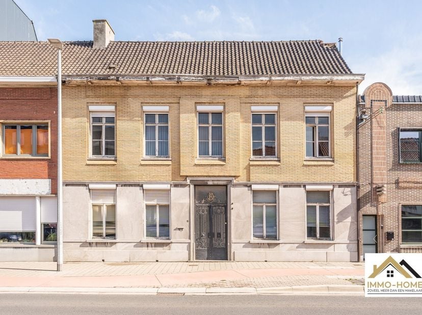 Dit pand, renovatie project!, is gelegen in het centrum van Lochristi-Zeveneken, en vormt een mooie opportuniteit voor wie op zoek is naar een ruime w