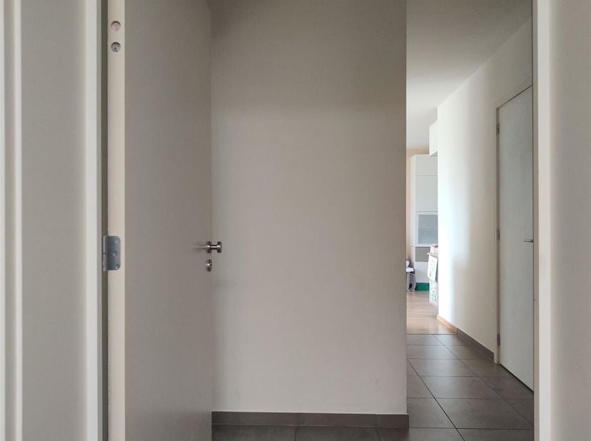 Gezellig appartement met 2 slaapkamers, terras, autostaanplaats en kelderbering<br />
Ligging: Het appartement is gelegen nabij het centrum van Geel,