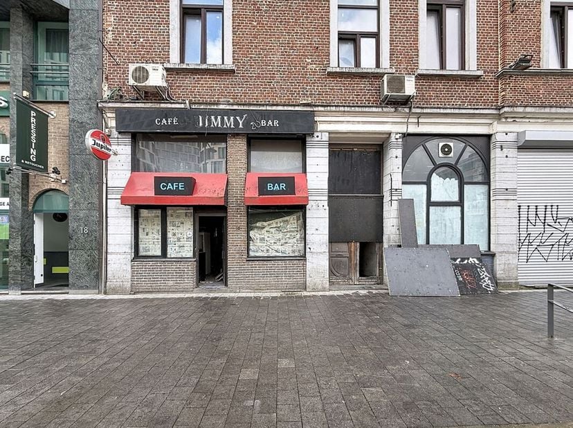 À proximité Place Rogier  - Rez-de-chaussée commercial de +/- 145 m² situé au rez-de-chaussée d'un immeuble de 3 étage composé comme suit : Espace com