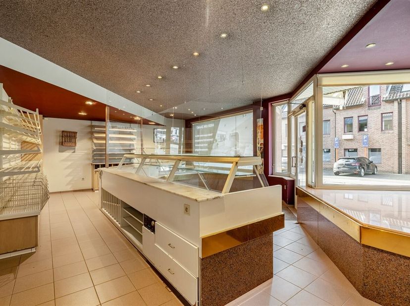 In het centrum van Beringen, op een topligging, vind je deze uitzonderlijk ruime en instapklare eigendom waar wonen en ondernemen perfect gecombineerd