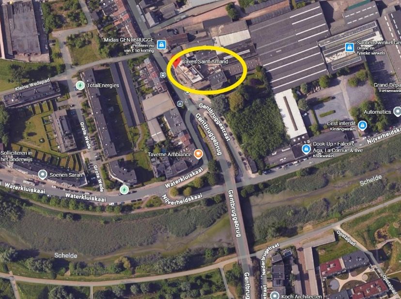 Op een strategische ligging in Sint-Amandsberg, bieden wij deze ruime en multifunctionele ruimte te huur aan.<br />
<br />
Het pand geniet van een uit